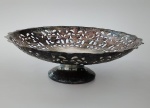 Centro de mesa vazado .Necessita de limpeza. Medida : 25x9 cm.