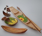 Lote com objetos de decorações em madeira, sendo uma canoa menor de Barro . total cinco peças .Maior medindo: 50x9x4 cm.