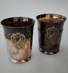 ART PRATA 90 - Antigo Par de copos/cálices brasionado com gravura na parte central gravado nome " Raquel ". Medida : 7cm de altura . Um apresenta discreta amassado .