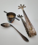 PRATA 90 - Lote com dois itens sendo ; pegador de gelo e um medidor para bebida da mesma marca , acompanha uma colher medida de outra marca ( EBERLE) . Maior medindo : 17cm . Necessita de limpeza.