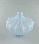 Belissimo Vaso em Vidro Capri , no tom azul claro . Linda peça . Medindo : 25x25x21cm.