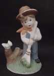 Escultura representando camponês . Medindo : 12x8 cm.