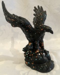 Linda escultura representando águia em resina com pigmentos policromados, trazendo um ar de POP ART para a peça. Medindo  18 cm de altura.