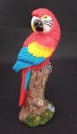 Belíssima Escultura em Resina representando Arara . Medindo : 17 cm de Altura . Linda peça .