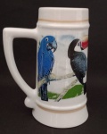 Linda Caneca Branca com decoração de Araras e Tucano . Medindo : 15 x 5 cm.