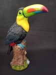 Belíssima Escultura em Resina representando Tucano . Medindo : 20 cm de Altura . Linda peça . Temos um igual de tamanho diferente no leilão .