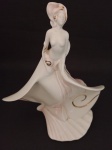 PORCELANAS GALOS -  Figura de estilo Art Deco , dos anos 90 representa SIRENAS SOBRE UN CONCHA DE VIEIRA , com filetagem dourada ; marcada com numerações . Medindo : 20 x 17 cm .