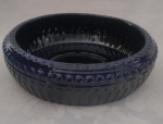 Linda peça em cerâmica vitrificada na cor azul cobalto, com toda circunferência trabalhada em alto relevo . A peça pode ser usada como centro de mesa, cachepot para suculentas; entre outras finalidades. Medindo 33 cm de diâmetro na boca x 11 cm de altura. Temos outra da mesma sendo tamanho diferente no leilão .