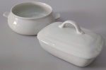 Lote com duas peças em Porcelana branca , sendo uma tigela com alça e um porta molho com tampa . Maior med : 17x6 cm .