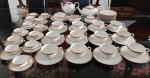 FINE BOHEMIAN - Belissima partes para chá / café em Porcelana , ricamente trabalhada com filetagem dourada . Composta de : Bule para Chá , Bule para Café ( sem tampa ) , mantegueira , açucareiro , Leiteira , Doze Xicaras para chá em seus respectivos pires , Onze Xicara para café em seus respectivos pires + Uma xicara avulsa , Doze pratos para pães . TOTAL 64 PEÇAS . Med Bule chá : 25x8x10 cm / Bule café : 18x6x13cm / Mantegueira : 17x8 cm / açucareiro :15x10x8 cm / Leiteira : 15x10x6 cm / Xicara chá : 11x5 cm / Pires chá : 15 cm / Xicara café : 8,5x3 cm / Pires café : 11 cm / Prato pão : 15cm.