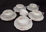 RENNER - Belíssimo jogo em porcelana com Seis xicaras e Cinco pires  , com decoração floral e filetagem dourada . Medindo o pires : 15 cm / Xicara : 11x9x4 cm. Total : 11 peças .