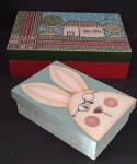 ARTESANATO - Linda caixa com pintura em alto relevo , na tampa , acompanha uma outra com decoração de coelho . Medindo :24x17x6 cm.