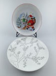 Dois pratos decorativo ; sendo um com figura de papai noel e outro com ramo de flores . medindo : 18 cm .