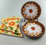 Nove pratos em material sintetico ( plastico ) , sendo tres para pizza e seis para bolo/sorvete . Maior medindo : 22x22 cm.