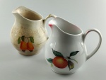 POZZANI - Duas Leiteiras/Jarra , no estado ; sendo uma com a alça colada , manchas e craquelada e outra com fios no fundo na parte interna . Medida : 14x13 cm.