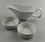 Belissima Molheira em Porcelana branca , com detalhes em inox na base , acompanha duas pequenas mantegueira. Medindo : 20x7 cm.