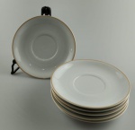 PORCELANA VISTA ALEGRE PORTUGAL - Lote com seis pires brancos com filetagem dourada . Medindo : 15 cm .