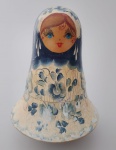 Boneca Russa Souvenir Roly Poly Doll " João Bobo " , há um sino dentro da boneca russa que faz barulho quando se move .Medida : 14x10cm.