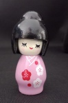 Boneca Oriental Japonesa, dita KOKESHI, em madeira policromada, com pintura típica da procedência,  , tendo como cor principal a cor rosa. Medindo : 7 cm de altura.