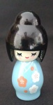 Boneca Oriental Japonesa, dita KOKESHI, em madeira policromada, com pintura típica da procedência,  , tendo como cor principal a cor azul. Medindo : 7 cm de altura.