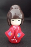 Boneca Oriental Japonesa, dita KOKESHI, em madeira policromada, com pintura típica da procedência,  , tendo como cor principal a cor vermelha. Medindo : 7 cm