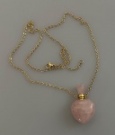 Pingente em quartzo com formato de coração , representando perfumeiro ; com colar em metal dourado com fecho boia.