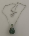 Pingente em ametista representando perfumeiro ; com colar em metal prateado com fecho boia , no tom verde mesclado.Med : 4 cm