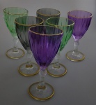 Belo conjunto de taças coloridas em tons diversos , com ricos detalhes filetados à ouro . Medindo 18 cm de altura . Total seis peças