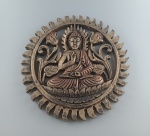 Mandala representando Buda em círculo de fogo, em resina. Lindamente trabalhada em relevo e vazados e com patina dourada e veste com nuances cobreadas Medindo 30 cm de diâmetro