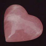 Pedra em formato de coração , na cor rosa . Apresenta um pequeno lascado . Medindo : 7 x 6 cm.