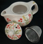 Bule difusor para chá em porcelana com decoração de flores e folhagens .Med : 14x6x8 cm. Acompanha coador em inox .