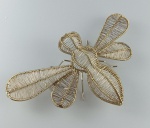 Belissima Escultura em metal dourado representando Abelha. Temos outros tamanhos no leilão . Medindo : 24x14x4 cm . ( Pequena )