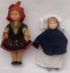 Duas pequenas bonecas colecionáveis, sendo uma com vestimenta portuguesa, com 16 cm de comprimento e a outra com vestes de antiga enfermeira. com 14 cm. Total duas peças.