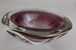 Saboneteira em Murano , nos tons roxo . Medindo : 15x12x5 cm.