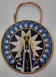 Adorno para parede  em cerâmica, formato redondo e imagem com rica policromia representando Nossa Senhora Aparecida Medindo 11 cm de diâmetro.