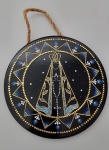 Adorno para parede  em cerâmica, com formato de redondo e policromado com a  imagem policromada de Nossa Senhora Aparecida Medindo 11 cm de diâmetro.