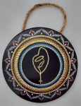 Adorno para parede  em cerâmica, com formato de redondo e imagem policromada de Nossa Senhora dentro de um terço  Medindo 11 cm de diâmetro.