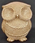 Belíssima escultura em resina , representando Coruja ; toda trabalha em tom dourado . Medida : 13 x 12 x 16 cm . Temos o par no leilão . Linda peça .
