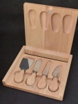 Kit para queijo em estojo de madeira , composto por duas espátulas , garfo e faca . Medindo a caixa : 20x19 cm / espátulas : 12x4 cm.