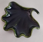 Saboneteira em cerâmica vitrificada na cor verde , representando folha de avença . Medindo : 17 x 17 cm
