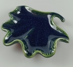 Saboneteira em cerâmica vitrificada na cor verde , representando folha de avença . Medindo : 17 x 17 cm