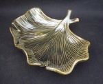 Saboneteira em cerâmica vitrificada na cor verde musgo  , representando folha de avença . Medindo : 20 x 16 cm