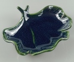 Saboneteira em cerâmica vitrificada na cor verde musgo com tom azulado central , representando folha de avença . Medindo : 20 x 16 cm