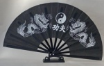 Lindo leque de origem oriental ; decorado com dragão na cor preta. Medindo : 65 x33 cm.