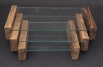 Trio de bandejas em tamanhos crescentes;  com laterais em madeira e base em vidro transparente . Medindo respectivamente .