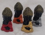 Quatro Budas decorativos em resina com  os olhos fechados em posição de meditação . Todos na mesma posição . Vestes nas cores vermelha, prata, ouro e coral, com o corpo na cor preta. Medindo 6 cm de altura.