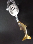 Coador para bebidas em inox e cabo em acrílico representando golfinho . Medindo : 27 x 6 cm