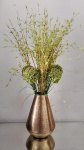 Vaso decorativo em Latão dourado , acompanha folhagens artificiais . Medida vaso: 28 cm .
