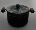 Panela de Pedra com acabamento em madeira na alça  . Medindo com alça : 29 x 20 x 14 cm .