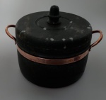 Panela de Pedra com acabamento em cobre na alça e contorno . Medindo com alça : 31x22x17 cm.